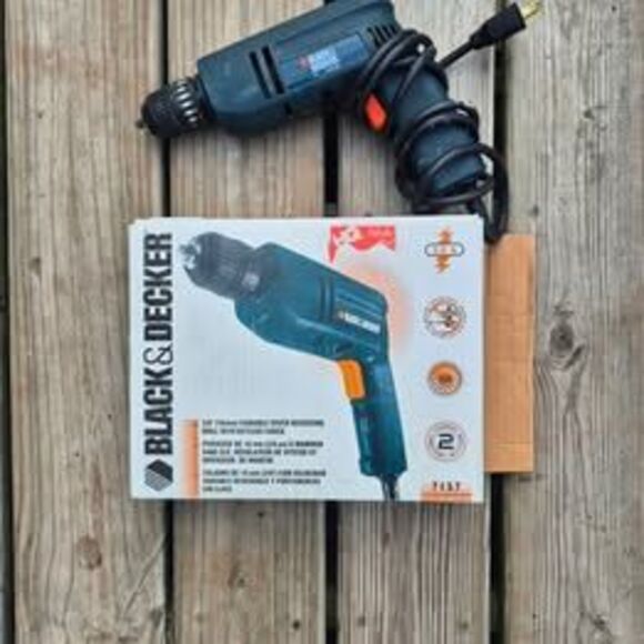 BLACK & DECKER D2000 3/8” CORDED ELECTRIC REVERSING, 120v KEYLESS DRILL, 7157 - Picture 1 of 5